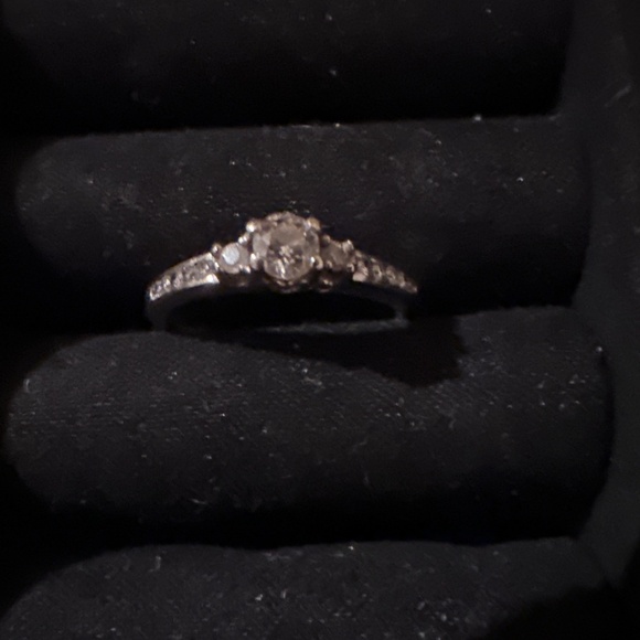 Diamond ring - Picture 1 of 2
